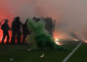 Ligin en çok şampiyon olan takımı küme düştü, taraftarlar stadı ateşe verdi