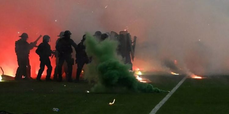 Ligin en çok şampiyon olan takımı küme düştü, taraftarlar stadı ateşe verdi