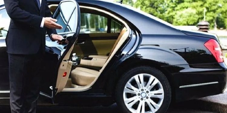 Lüks israfı sürüyor: Öğrenciler barınamazken, rektörler lüks makam araçları kiralıyor