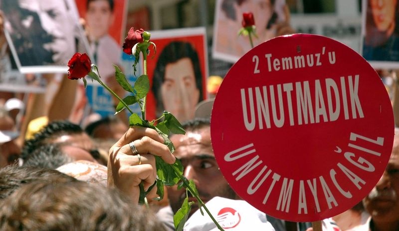 Madımak Oteli’ni yakmaya gelen iki kişinin adı yıllar sonra anıttan kaldırıldı