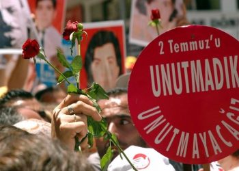 Madımak Oteli’ni yakmaya gelen iki kişinin adı yıllar sonra anıttan kaldırıldı