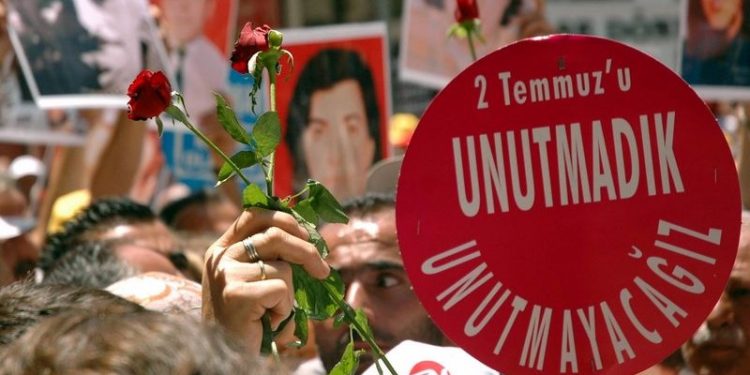 Madımak Oteli’ni yakmaya gelen iki kişinin adı yıllar sonra anıttan kaldırıldı