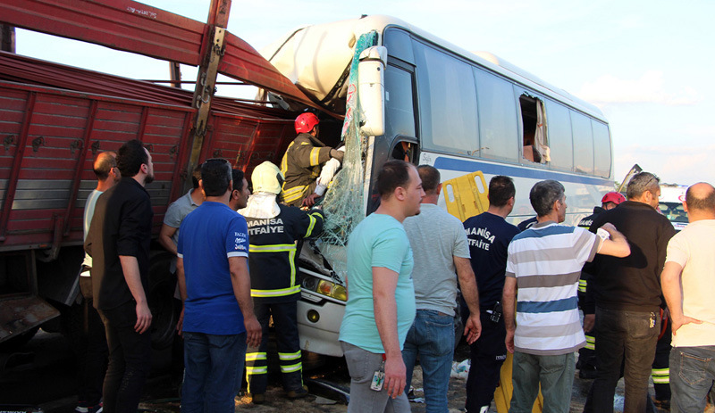 Manisa'da işçi servisi ile kamyon çarpıştı: 1 ölü, 7'si ağır 30 yaralı