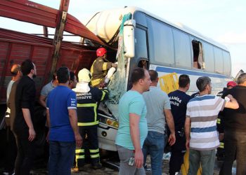 Manisa'da işçi servisi ile kamyon çarpıştı: 1 ölü, 7'si ağır 30 yaralı