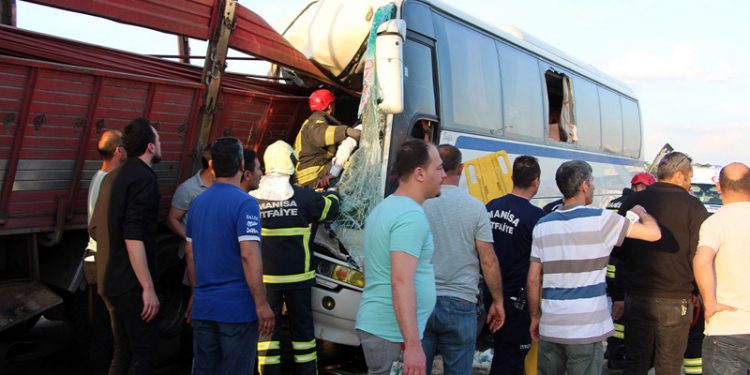 Manisa'da işçi servisi ile kamyon çarpıştı: 1 ölü, 7'si ağır 30 yaralı