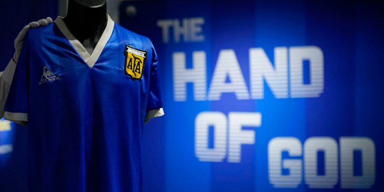 Maradona'nın efsane forması, rekor bedelle satıldı