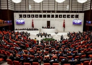 Meclis’te AKP- CHP arasındaki ‘FETÖ’ tartışması hakarete dönüştü