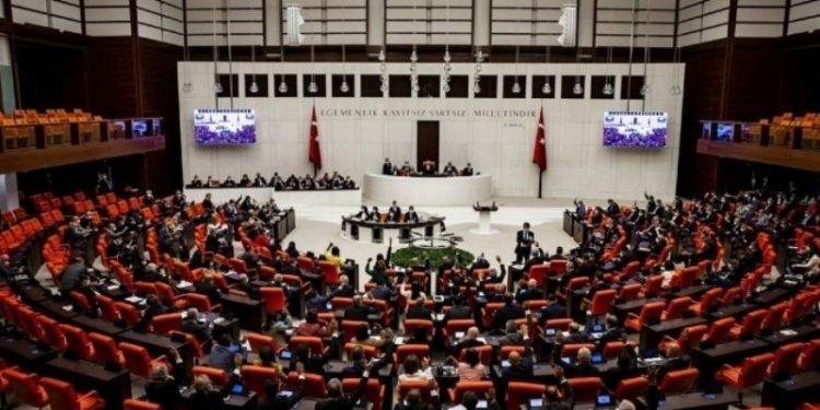 Meclis’te AKP- CHP arasındaki ‘FETÖ’ tartışması hakarete dönüştü
