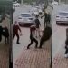 Mesai arkadaşı kadını döven kişi vatandaşların hışmına uğradı