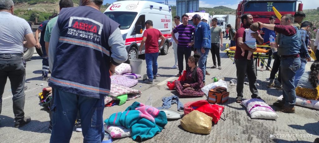 Mevsimlik işçileri taşıyan kamyonet devrildi: 6’sı çocuk 15 işçi yaralı