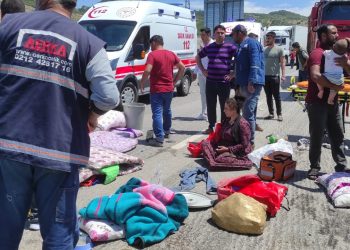 Mevsimlik işçileri taşıyan kamyonet devrildi: 6’sı çocuk 15 işçi yaralı