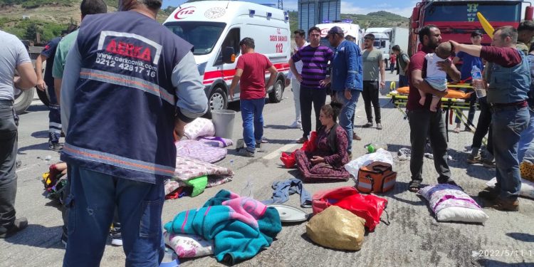 Mevsimlik işçileri taşıyan kamyonet devrildi: 6’sı çocuk 15 işçi yaralı