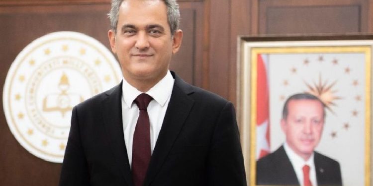 Milli Eğitim Bakanı Mahmut Özer, şoförünü şube müdürü yaptı