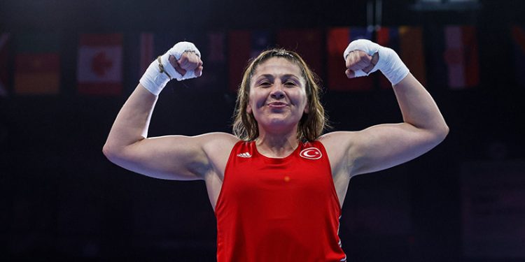 Milli boksör Şennur Demir dünya şampiyonu!