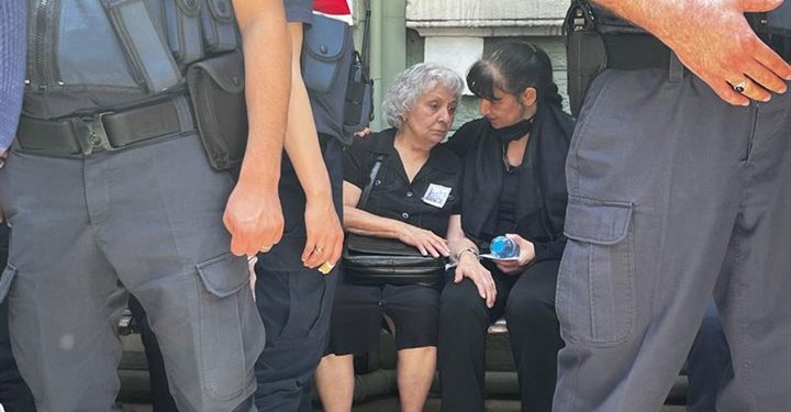 Mine Özerden babasının cenazesine jandarma ablukasında katıldı