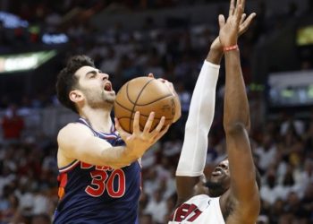 NBA'de Miami Heat ve Phoenix Suns serilerinde 3-2 öne geçti