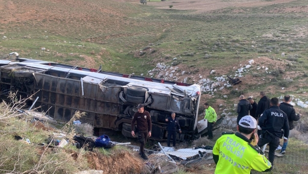 Niğde'de öğrencileri taşıyan otobüs devrildi: 2 ölü, 42 yaralı