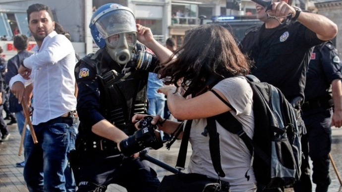 Nisan’da hak ihlalleri: Polis, 45 basın açıklamasına saldırdı