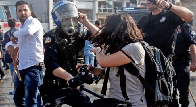 Nisan’da hak ihlalleri: Polis, 45 basın açıklamasına saldırdı