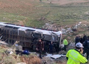 Niğde'de &ouml;ğrencileri taşıyan otob&uuml;s devrildi: 2 &ouml;l&uuml;, 42 yaralı