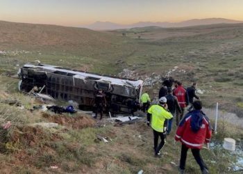 Niğde'de üniversite öğrencilerini taşıyan araç devrildi: 2 ölü, 42 yaralı