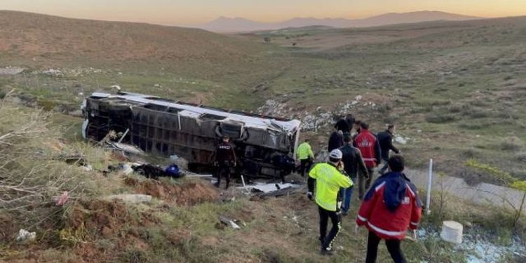 Niğde'de üniversite öğrencilerini taşıyan araç devrildi: 2 ölü, 42 yaralı