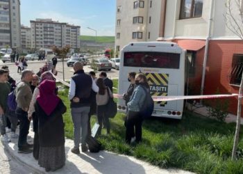 Okul servis aracı evin duvarına girdi: Çok sayıda yaralı var