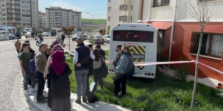 Okul servis aracı evin duvarına girdi: Çok sayıda yaralı var