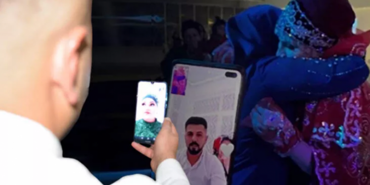 Online damat: Almanya'ya vize alamadı, düğününü 8 saat boyunca WhatsApp'tan seyretti