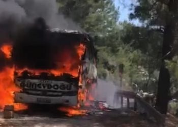 Otobüsteki yangın ormana sıçradı, yolcular son anda kurtuldu