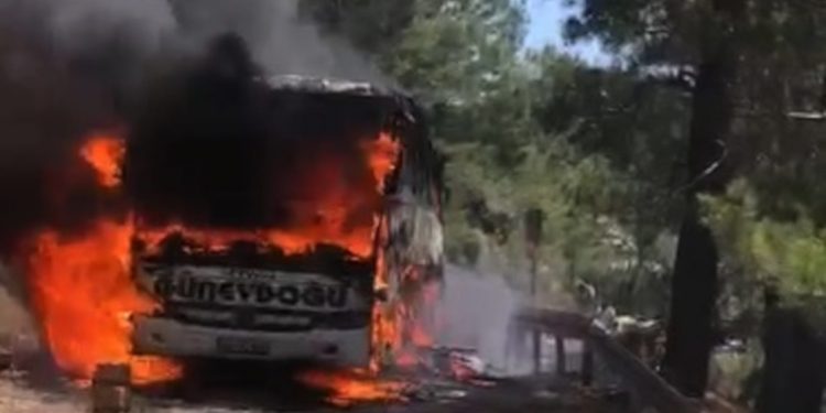 Otobüsteki yangın ormana sıçradı, yolcular son anda kurtuldu