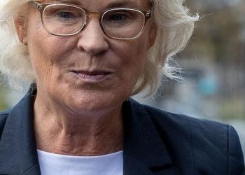 Oğlunu askeri helikoptere alan Almanya Savunma Bakanı, eleştirilerin hedefinde