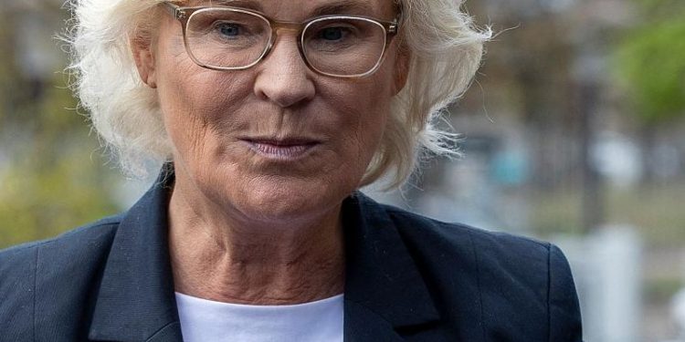 Oğlunu askeri helikoptere alan Almanya Savunma Bakanı, eleştirilerin hedefinde