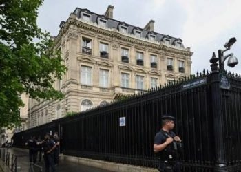 Paris alarmda: Büyükelçiliğe girmek isteyen bir kişi güvenlik görevlisini öldürdü