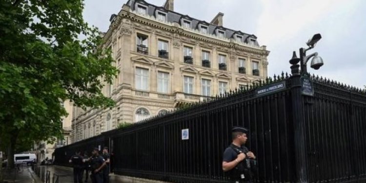 Paris alarmda: Büyükelçiliğe girmek isteyen bir kişi güvenlik görevlisini öldürdü