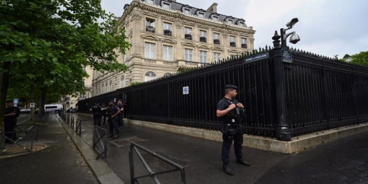 Paris'te Katar Büyükelçiliğine girmek isteyen bir kişi güvenlik görevlisini öldürdü