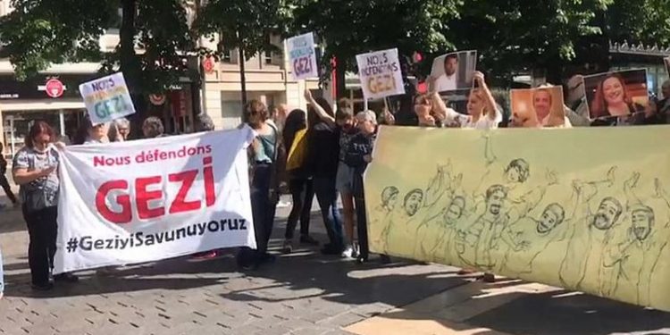 Paris’te Gezi Davası protestosu: Her yer Taksım her yer direniş