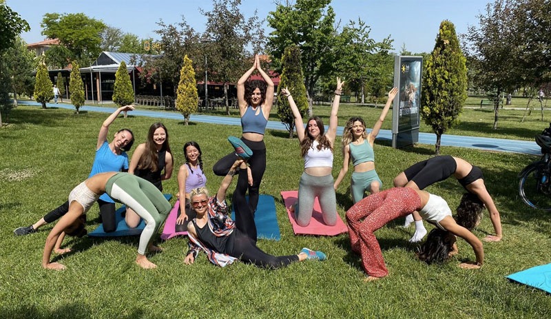 Parkta yoga yapan kadınlara polis engeli