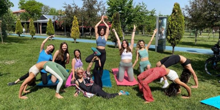 Parkta yoga yapan kadınlar, CİMER'e şikayet edildi: 'Bu da mı yasak oldu?'