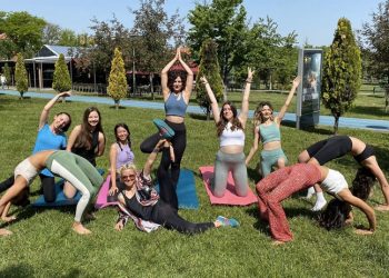 Parkta yoga yapan kadınlara polis engeli