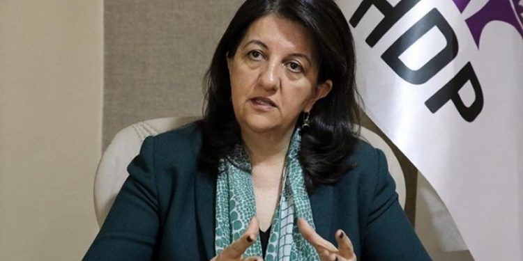 Pervin Buldan, Kürtçe yasağına 'Dar Hejiroke' şarkısını canlı yayında söyleyerek tepki gösterdi