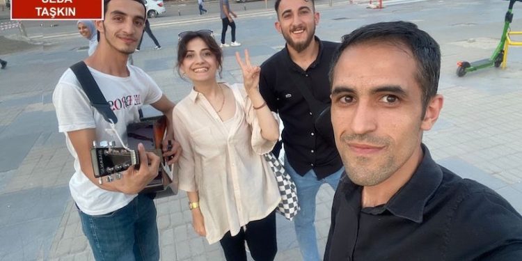 Polisten saldırgana değil, Kürtçe söyleyen müzisyenlere müdahale