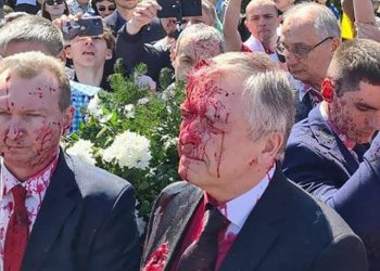 Polonya'da anma törenine katılan Rus büyükelçiye kırmızı boyalı saldırı