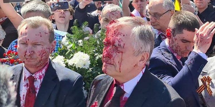 Polonya'da anma törenine katılan Rus büyükelçiye kırmızı boyalı saldırı