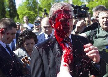 Polonya’da Zafer Günü’nü anmak isteyen Rus büyükelçiye kırmızı boyalı saldırı