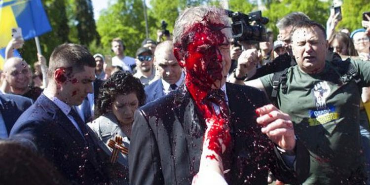 Polonya’da Zafer Günü’nü anmak isteyen Rus büyükelçiye kırmızı boyalı saldırı