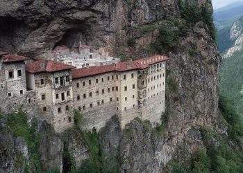 Restorasyon çalışmaları tamamlanan Sümela Manastırı ziyarete açıldı