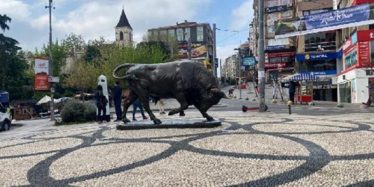 Restorasyonu tamamlanan boğa heykeli açıldı: Üstüne çıkıp 'duyarlı olun' dedi