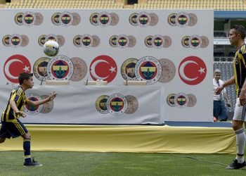 Robin van Persie'nin oğlu Shaqueel, profesyonel sözleşme imzaladı