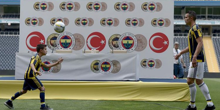 Robin van Persie'nin oğlu Shaqueel, profesyonel sözleşme imzaladı